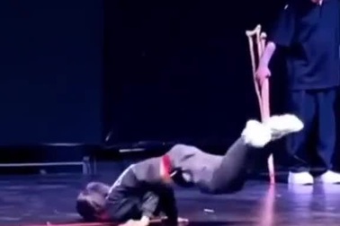 Nam sinh khuyết tật bỏ nạng, nhảy breakdance gây sốt mạng