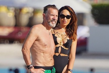 Diễn viên người Scotland ra biển cùng vợ kém 31 tuổi