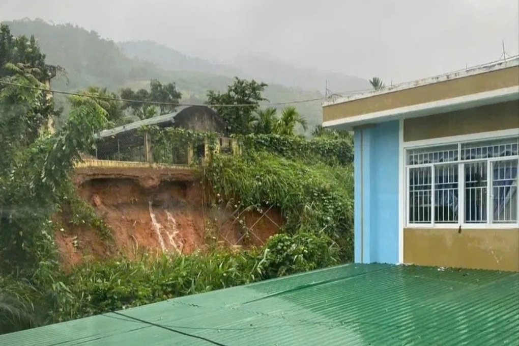 Sạt lở đe dọa trường học, hàng trăm học sinh được di dời khẩn cấp - 2