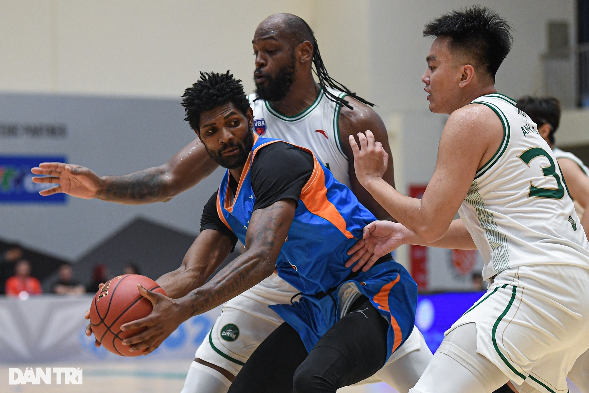 Ngôi sao tuyển Việt Nam tỏa sáng, Hanoi Buffaloes có chiến thắng ngược dòng - 3 Ngôi sao tuyển Việt Nam tỏa sáng, Hanoi Buffaloes có chiến thắng ngược dòng - 3