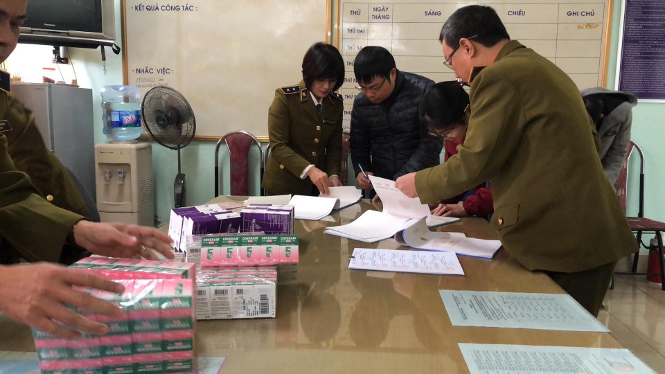 Hà Nội: Thu giữ thuốc tân dược nghi nhập lậu giá trị hơn 1,7 tỷ đồng trong chung cư - 2 Hà Nội: Thu giữ thuốc tân dược nghi nhập lậu giá trị hơn 1,7 tỷ đồng trong chung cư - 2