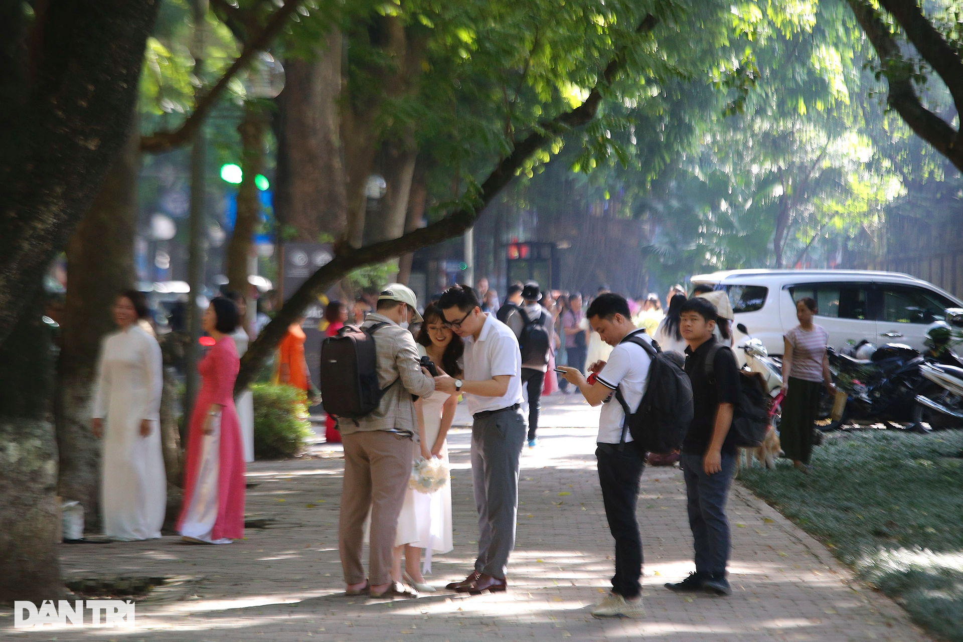 Đông nghịt người săn nắng mùa thu trên phố Phan Đình Phùng - 9 Đông nghịt người săn nắng mùa thu trên phố Phan Đình Phùng - 9