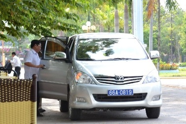 2 bị cáo được xe công đón về: Do tự liên hệ với tài xế