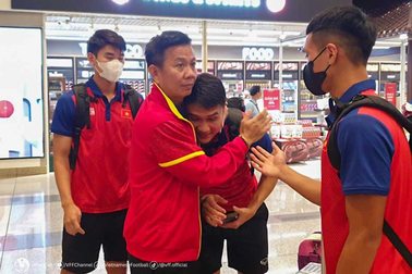 Olympic Việt Nam về nước, HLV Hoàng Anh Tuấn nhận trách nhiệm