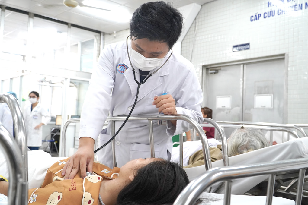 Nữ sinh ở TPHCM bỗng không cử động được tay chân trước giờ thi lớp 10 - 1 Nữ sinh ở TPHCM bỗng không cử động được tay chân trước giờ thi lớp 10 - 1