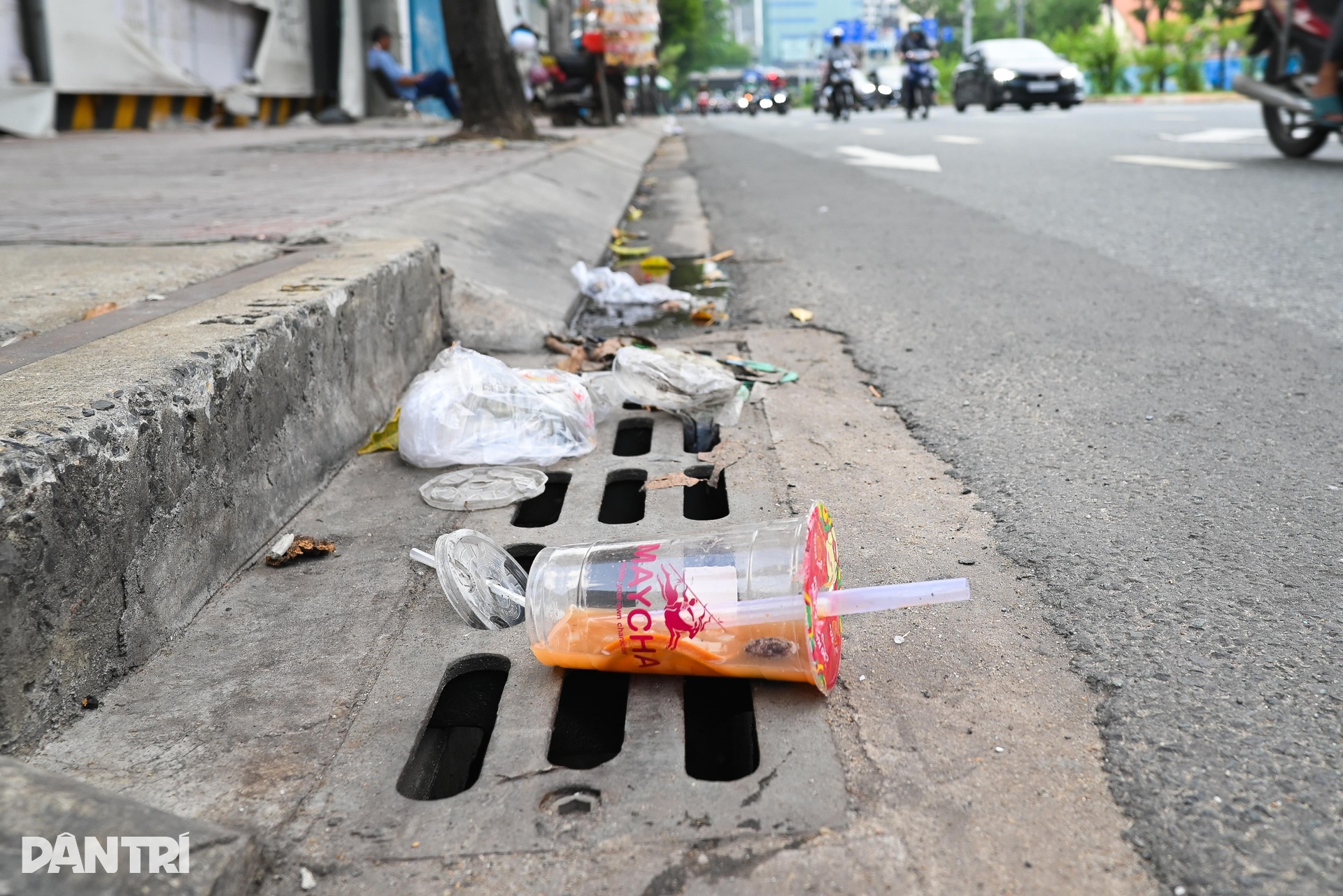 Rác thải vây kín các nắp cống ở TPHCM - 4 Rác thải vây kín các nắp cống ở TPHCM - 4