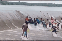 Người dân đổ xô ra hồ xả lũ để hứng cá