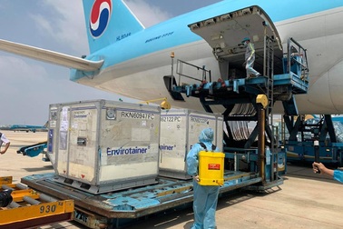 Vì sao vắc xin Anh tới Việt Nam bằng máy bay Hàn Quốc?