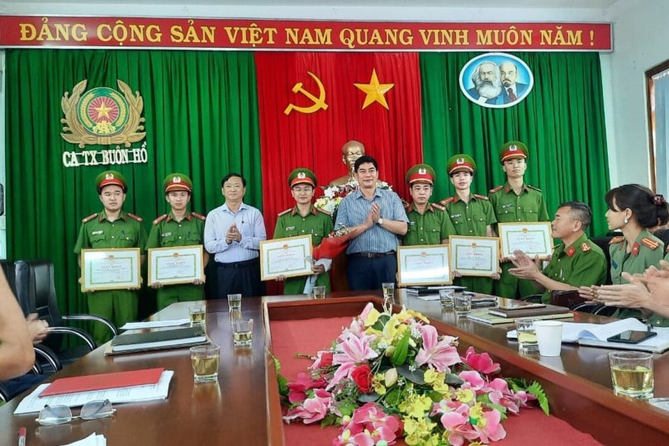 Bắt gọn nghi phạm dùng dao uy hiếp cướp xe ôm sau hơn 3 giờ gây án - 2 Bắt gọn nghi phạm dùng dao uy hiếp cướp xe ôm sau hơn 3 giờ gây án - 2