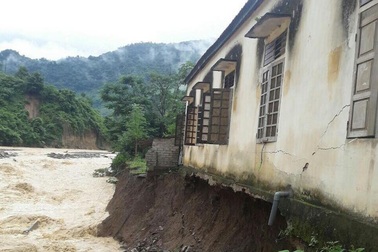 Nghệ An: Lũ cuốn trôi, đánh sập trường tiểu học