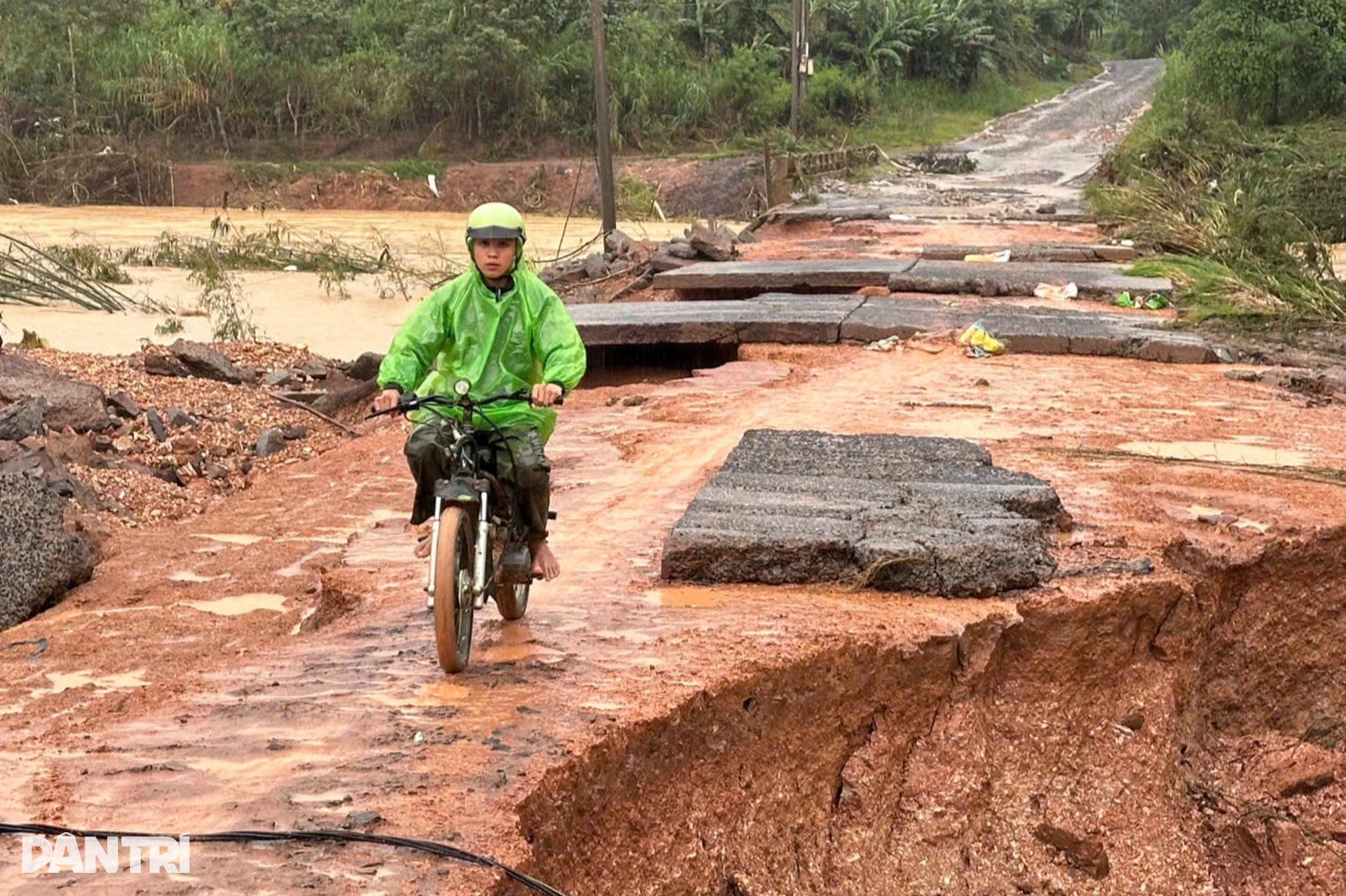 Sẽ xuyên đêm sơ tán người dân vùng lũ bằng mọi giá - 10 Sẽ xuyên đêm sơ tán người dân vùng lũ bằng mọi giá - 10