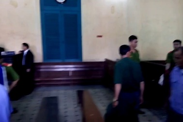 ​ Gia đình bị cáo Tính đại náo chốn công đường