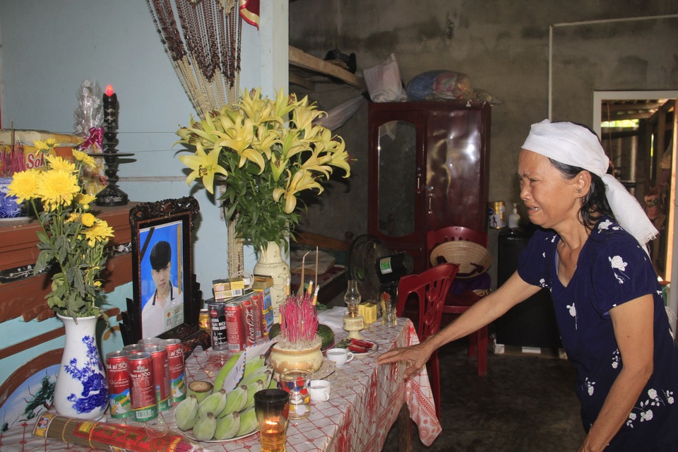 Người mẹ nghèo nghẹn ngào đau đớn như đứt từng khúc ruột vì mất con - 1 Người mẹ nghèo nghẹn ngào đau đớn như đứt từng khúc ruột vì mất con - 1
