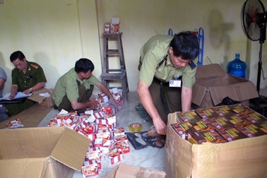 Hà Nội: Phát hiện kho thực phẩm chức năng, bao cao su, thuốc bôi trơn... lậu