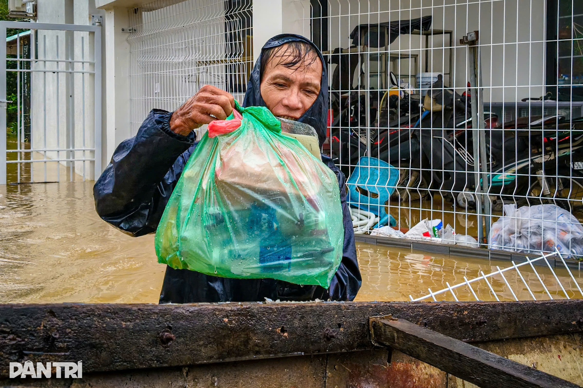Vượt dòng nước lũ ngang đầu, chia nhau từng gói mì, hộp bánh - 3