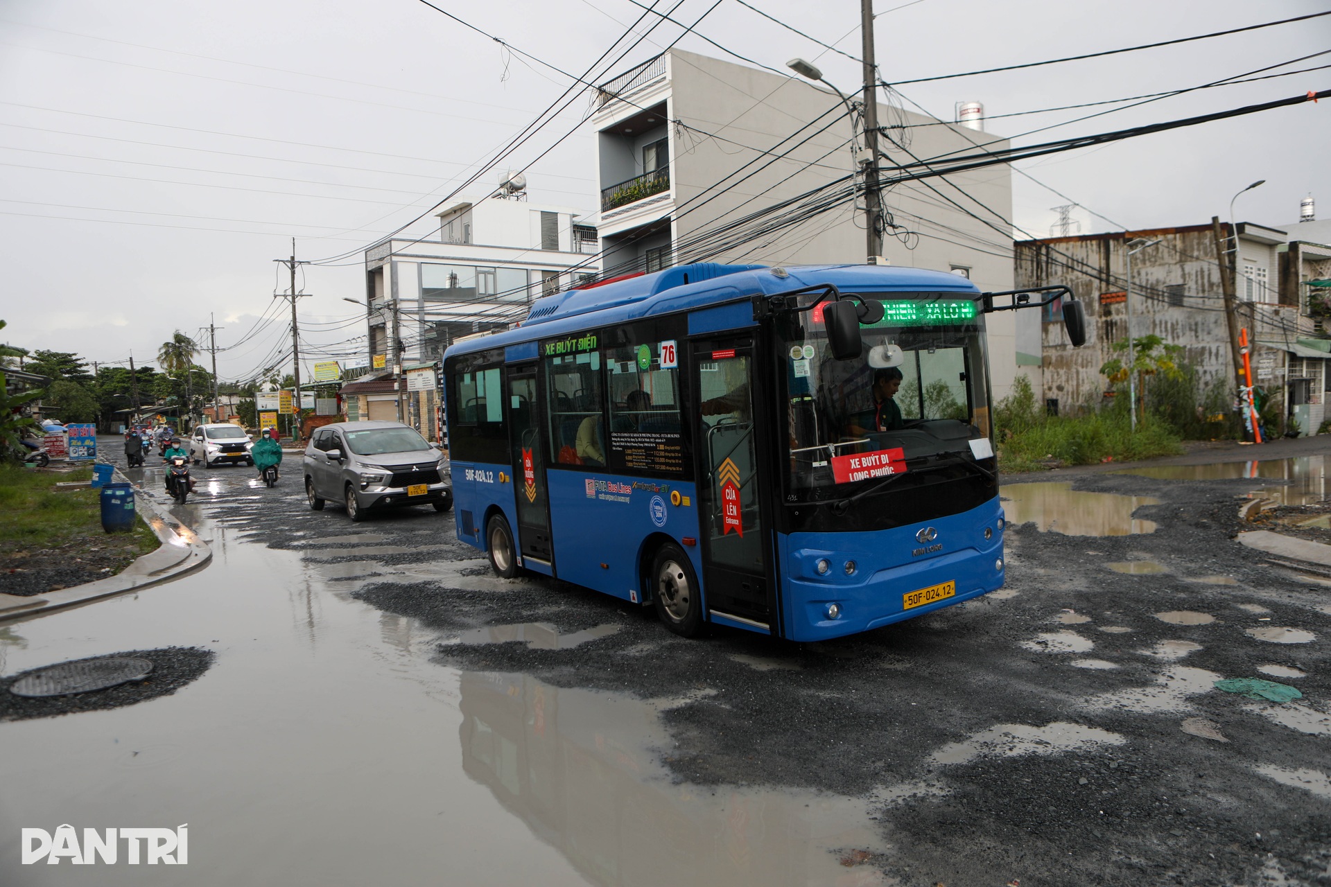 Con đường hàng trăm hố bom, vá đi vá lại sau mỗi cơn mưa ở TPHCM - 3 Con đường hàng trăm hố bom, vá đi vá lại sau mỗi cơn mưa ở TPHCM - 3