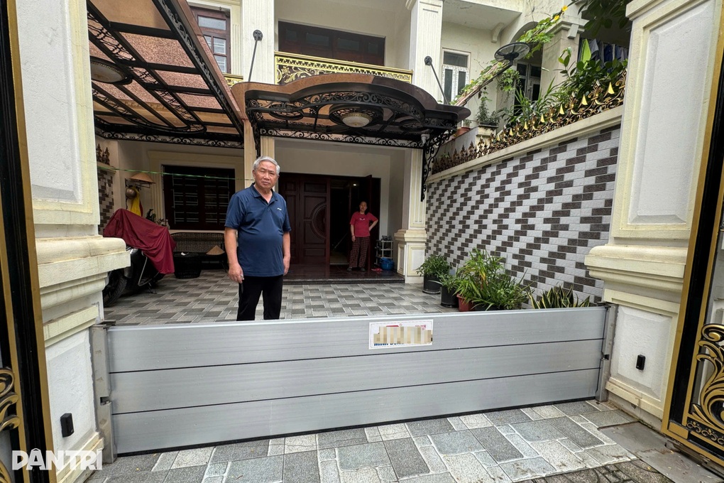 Biệt thự nhà giàu ở Hà Nội chống bão bằng bao cát, xếp xe tải chắn xe sang - 2 Biệt thự nhà giàu ở Hà Nội chống bão bằng bao cát, xếp xe tải chắn xe sang - 2
