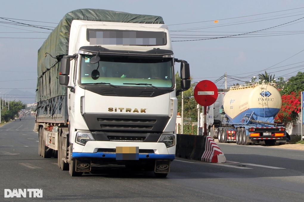Nhiều xe bị trộm dầu khi dừng đỗ gần hầm Cổ Mã - 1 Nhiều xe bị trộm dầu khi dừng đỗ gần hầm Cổ Mã - 1