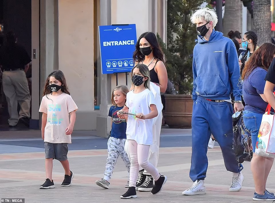 Mỹ nhân Megan Fox đưa 3 con đi chơi cùng bạn trai kém tuổi Báo Dân trí