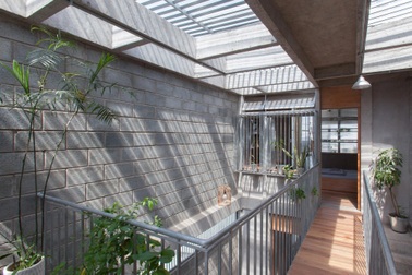 Nhà chia đôi độc đáo ở Sài Gòn