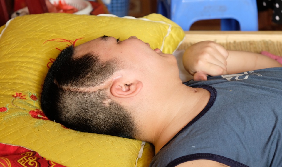 Cha khóc cạn nước mắt rao bán nhà cứu con trai bị tai biến mạch máu não - 4