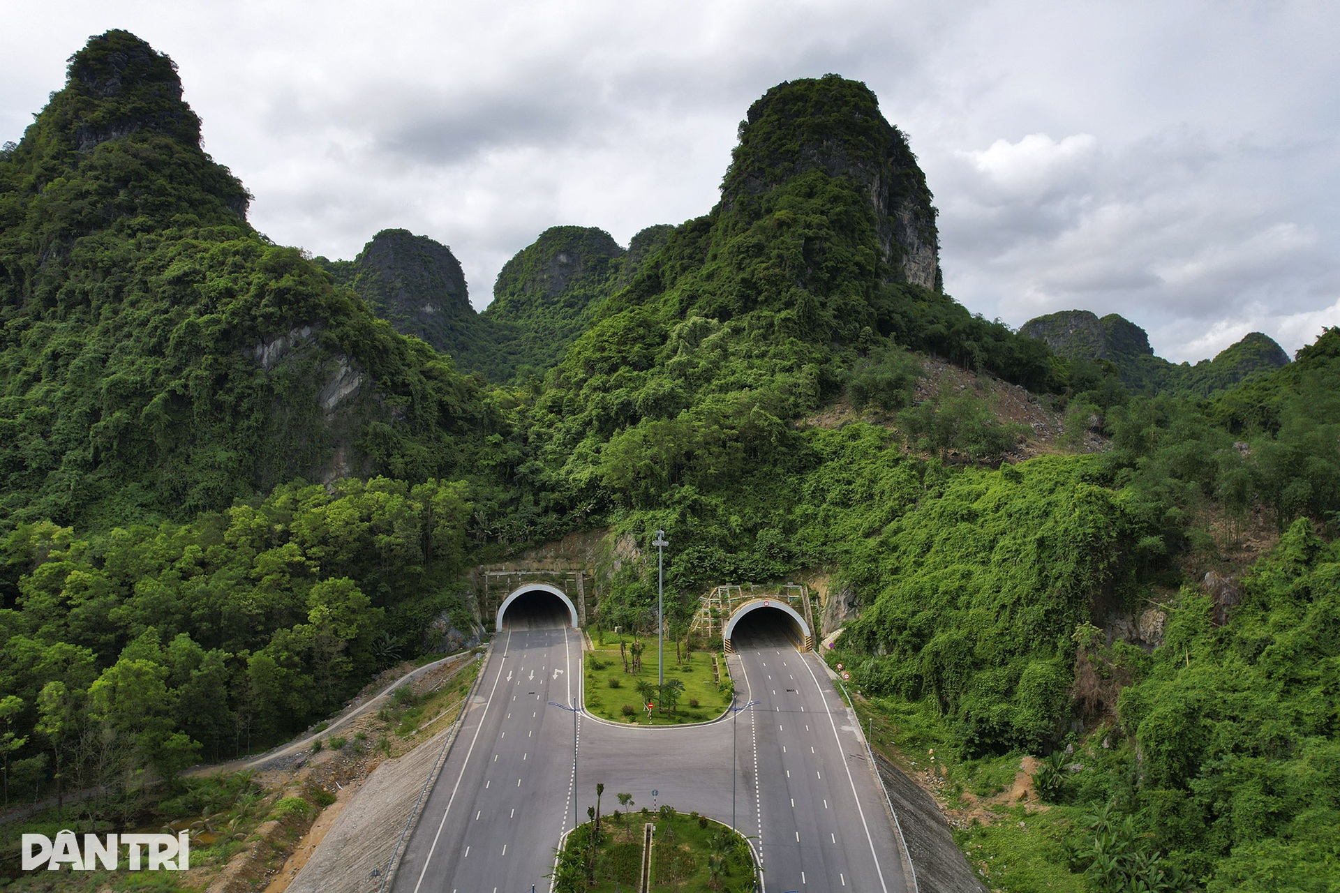 Ngắm đường bao biển đi xuyên qua kỳ quan thế giới vịnh Hạ Long - 4 Ngắm đường bao biển đi xuyên qua kỳ quan thế giới vịnh Hạ Long - 4