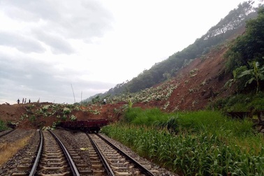 4h sáng mai, thông tuyến đường sắt bị “chôn vùi” tại Yên Bái