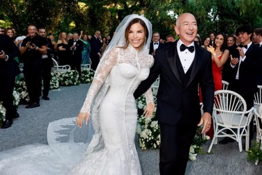 Bên trong hôn lễ hàng chục triệu USD của tỷ phú Jeff Bezos và MC nóng bỏng
