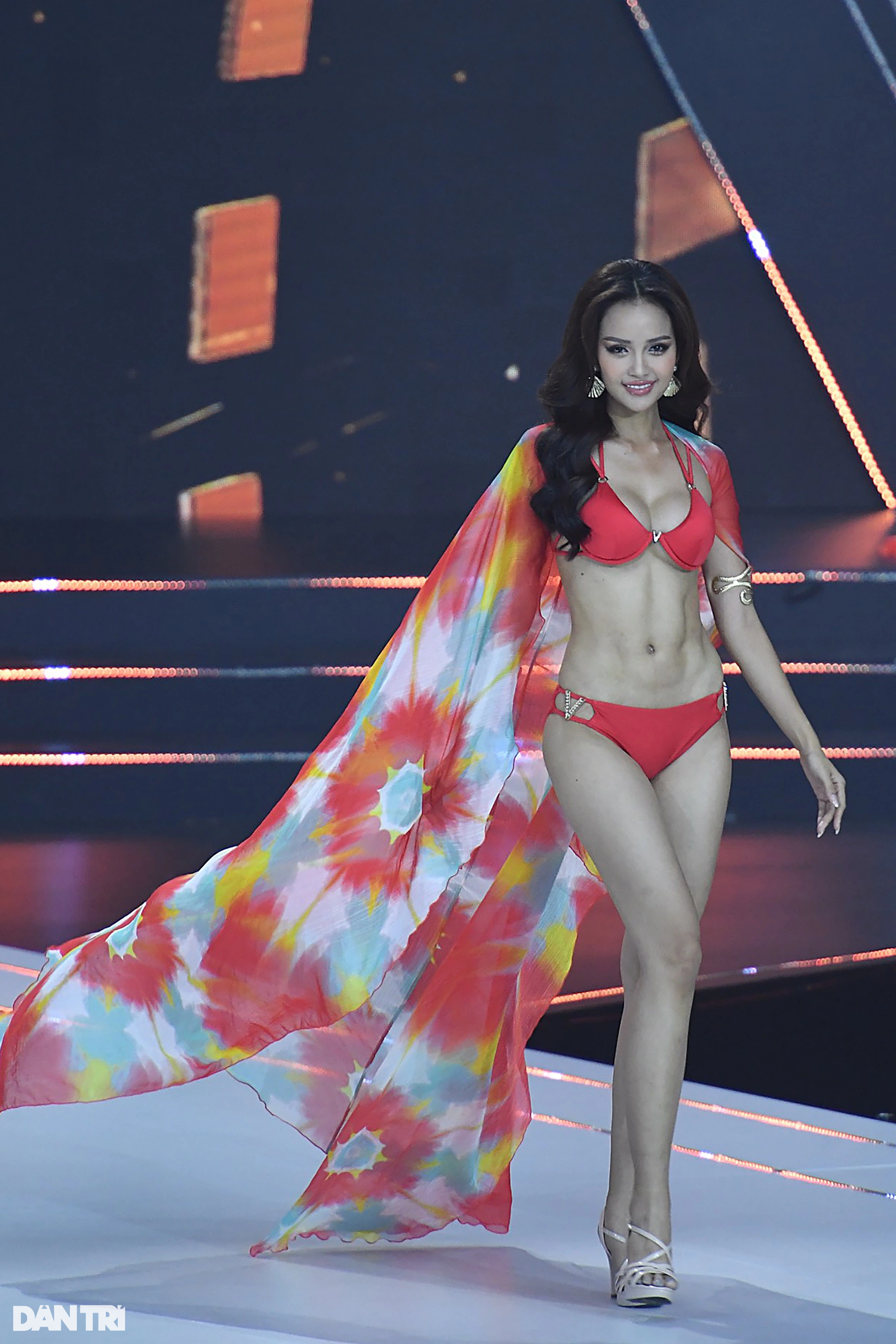 Tân Hoa hậu Hoàn vũ Việt Nam Ngọc Châu xúc động chào ra mắt người dân TPHCM - 10 Tân Hoa hậu Hoàn vũ Việt Nam Ngọc Châu xúc động chào ra mắt người dân TPHCM - 10