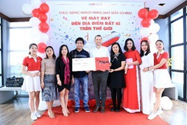 Häfele trao tặng cho các khách hàng may mắn vé máy bay khứ hồi