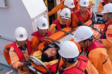 Cứu thuyền viên người Indonesia bị nạn ngoài khơi Nha Trang
