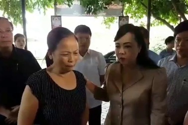 Bộ trưởng Y tế thắp hương, nói lời xin lỗi nạn nhân vụ sốc chạy thận