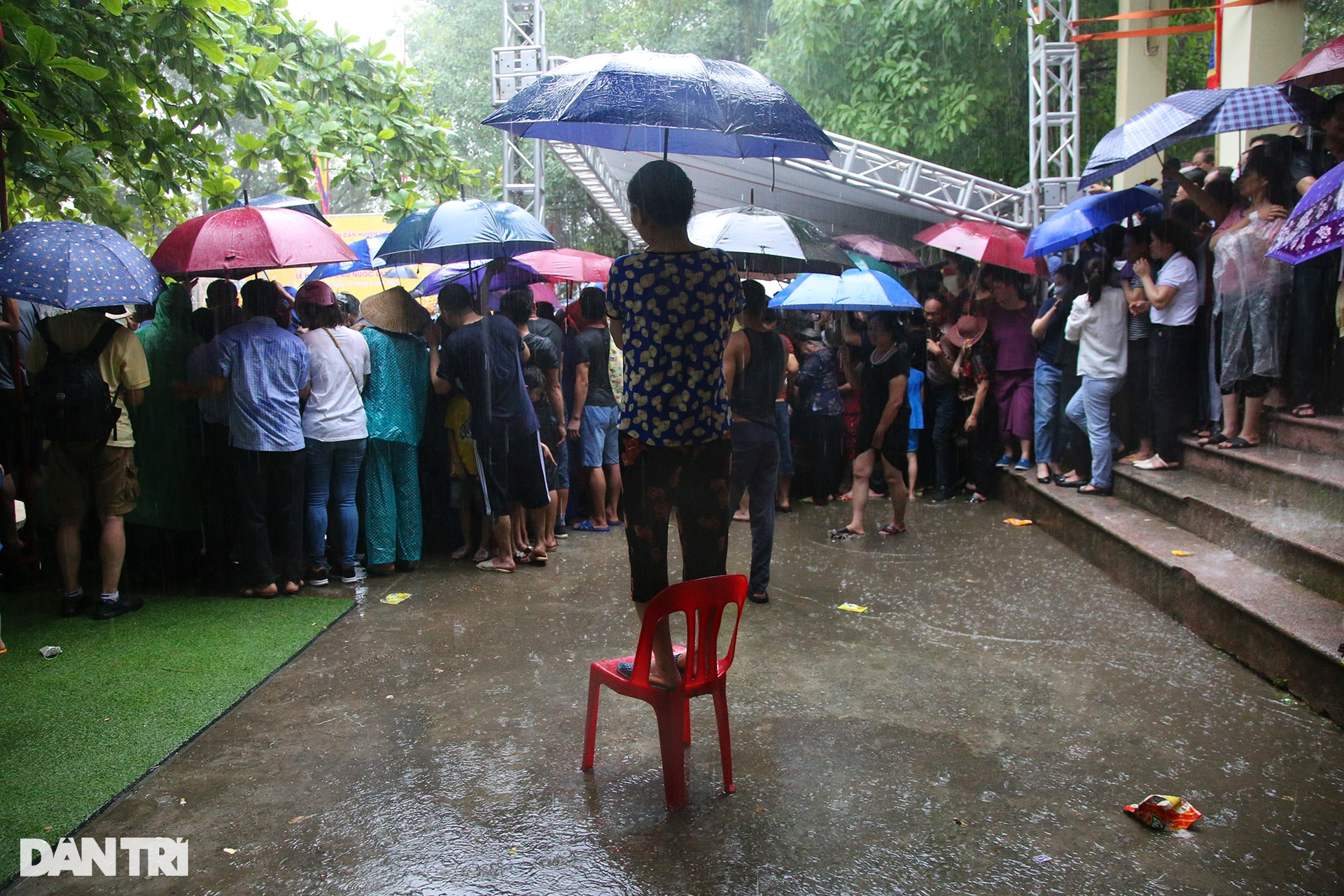 Trận vật cầu nước kịch tính và hài hước dưới trời mưa tầm tã - 6 Trận vật cầu nước kịch tính và hài hước dưới trời mưa tầm tã - 6