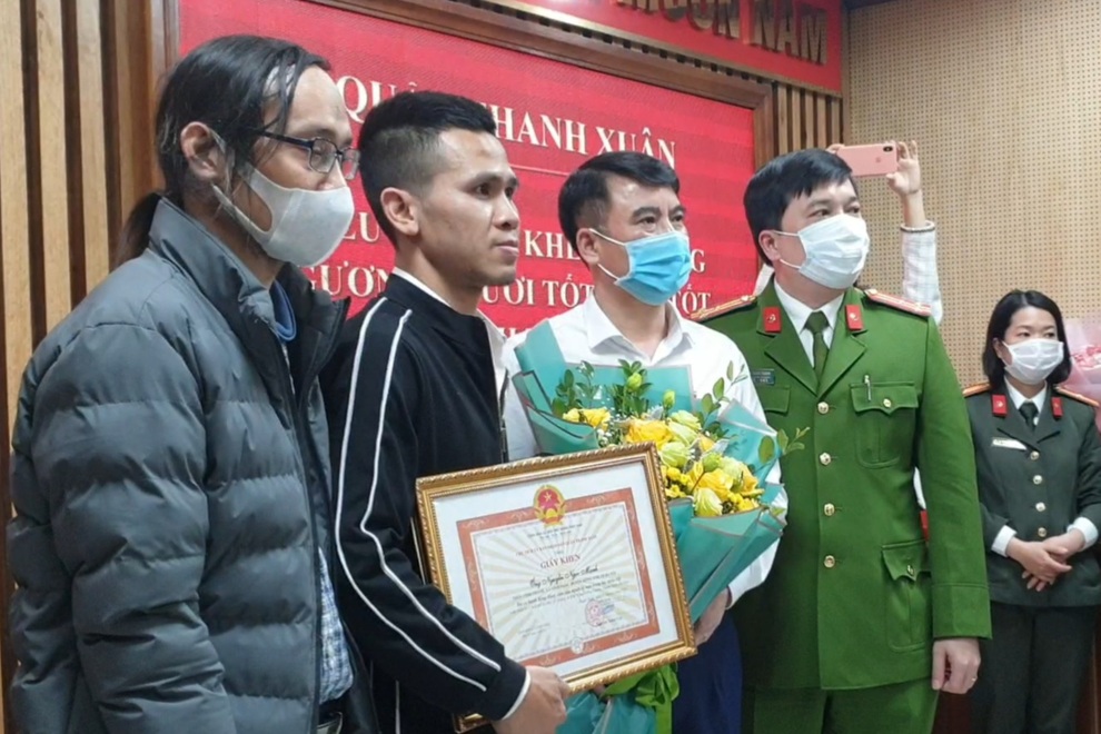 Hành động đỡ cháu bé của anh Mạnh hoàn toàn xuất phát từ lòng tốt - 1 Hành động đỡ cháu bé của anh Mạnh hoàn toàn xuất phát từ lòng tốt - 1