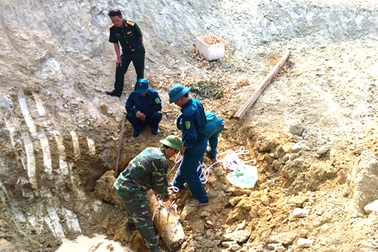 Phá hủy thành công quả bom "khủng" trong vườn nhà dân