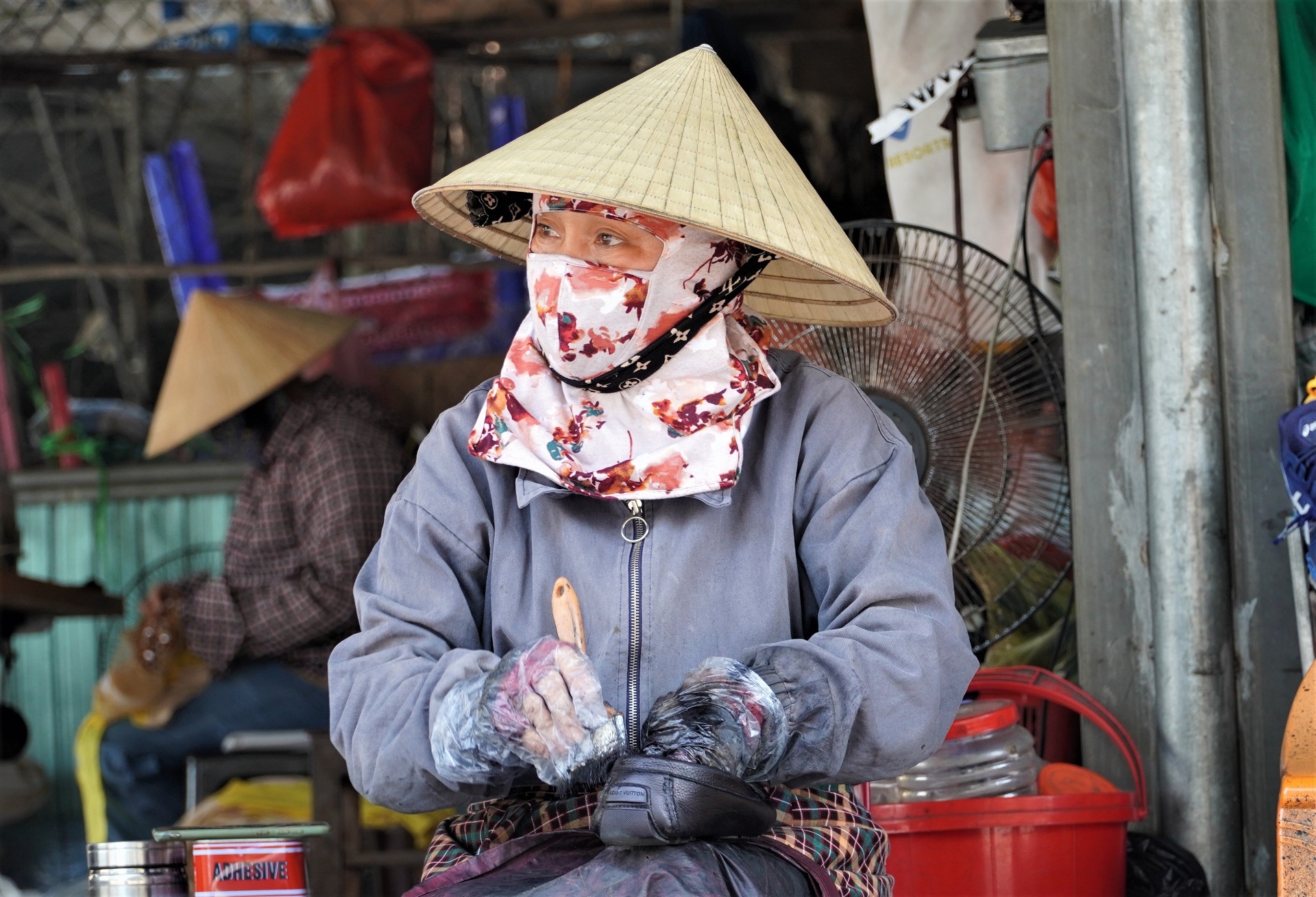 Người lao động quay cuồng trong đợt nắng nóng đầu tiên của năm 2023 - 6 Người lao động quay cuồng trong đợt nắng nóng đầu tiên của năm 2023 - 6