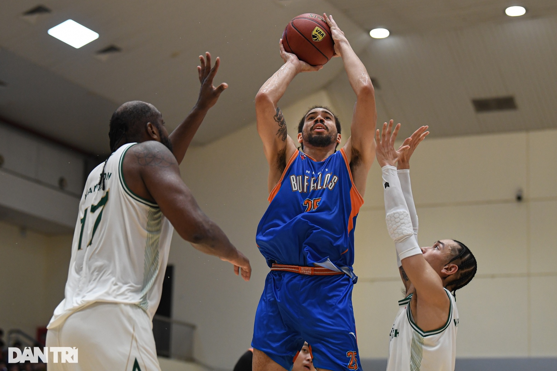 Ngôi sao tuyển Việt Nam tỏa sáng, Hanoi Buffaloes có chiến thắng ngược dòng - 4 Ngôi sao tuyển Việt Nam tỏa sáng, Hanoi Buffaloes có chiến thắng ngược dòng - 4