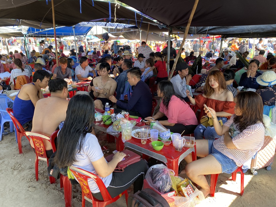Ngộp thở tại các quán nhậu ven biển ngày mùng 4 Tết - 3 Ngộp thở tại các quán nhậu ven biển ngày mùng 4 Tết - 3