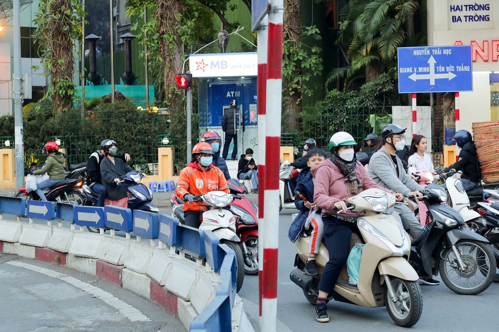Phụ huynh đi xe máy chở trẻ nhỏ vẫn vô tư vượt đèn đỏ ở Hà Nội - 2 Phụ huynh đi xe máy chở trẻ nhỏ vẫn vô tư vượt đèn đỏ ở Hà Nội - 2