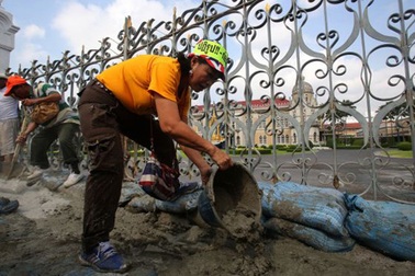 Người biểu tình Thái đổ bê tông chặn tòa nhà chính phủ