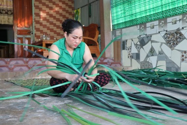 Người phụ nữ làng chài tạo sản phẩm che mưa nắng đẹp mắt từ thứ vứt đi