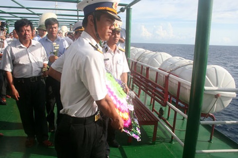 Nghẹn lòng lễ tưởng niệm liệt sỹ trên biển Đông