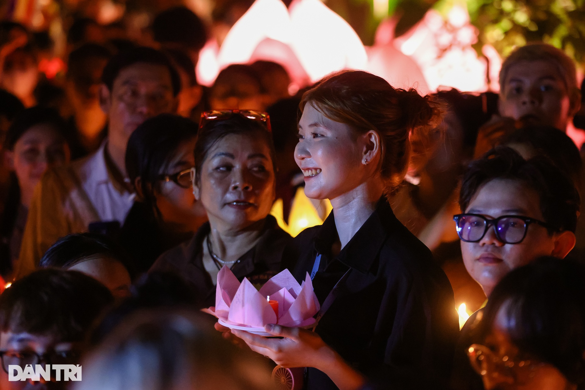 Hàng nghìn người tham gia Đêm hội hoa đăng ở chùa Pháp Hoa - 5 Hàng nghìn người tham gia Đêm hội hoa đăng ở chùa Pháp Hoa - 5