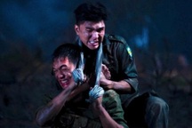 Vì sao “Mưa đỏ” gây bão phòng vé, kéo hàng nghìn khán giả ùn ùn ra rạp?