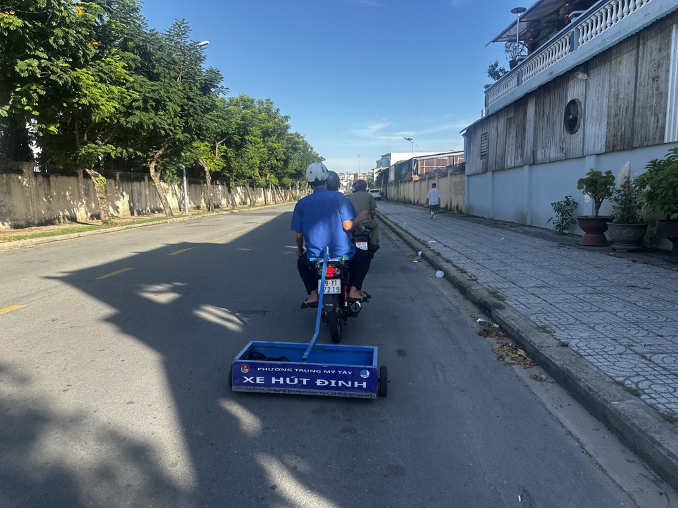 Thu hơn 50 mảnh đinh/ngày ở quốc lộ 1: Người dân than cán đinh như cơm bữa - 3 Thu hơn 50 mảnh đinh/ngày ở quốc lộ 1: Người dân than cán đinh như cơm bữa - 3