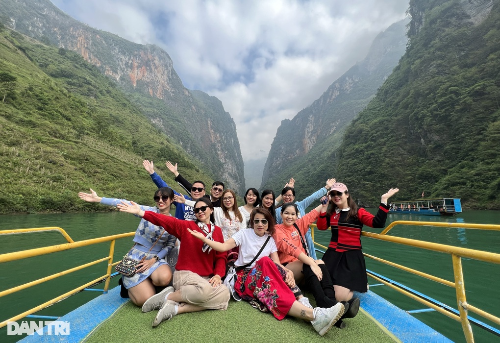 Lướt thuyền khám phá vẻ đẹp của hẻm vực độc đáo nhất Việt Nam - 11 Lướt thuyền khám phá vẻ đẹp của hẻm vực độc đáo nhất Việt Nam - 11