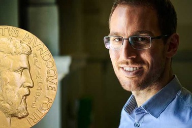 Chủ nhân tấm huy chương Fields danh giá từng suýt theo ngành… văn học