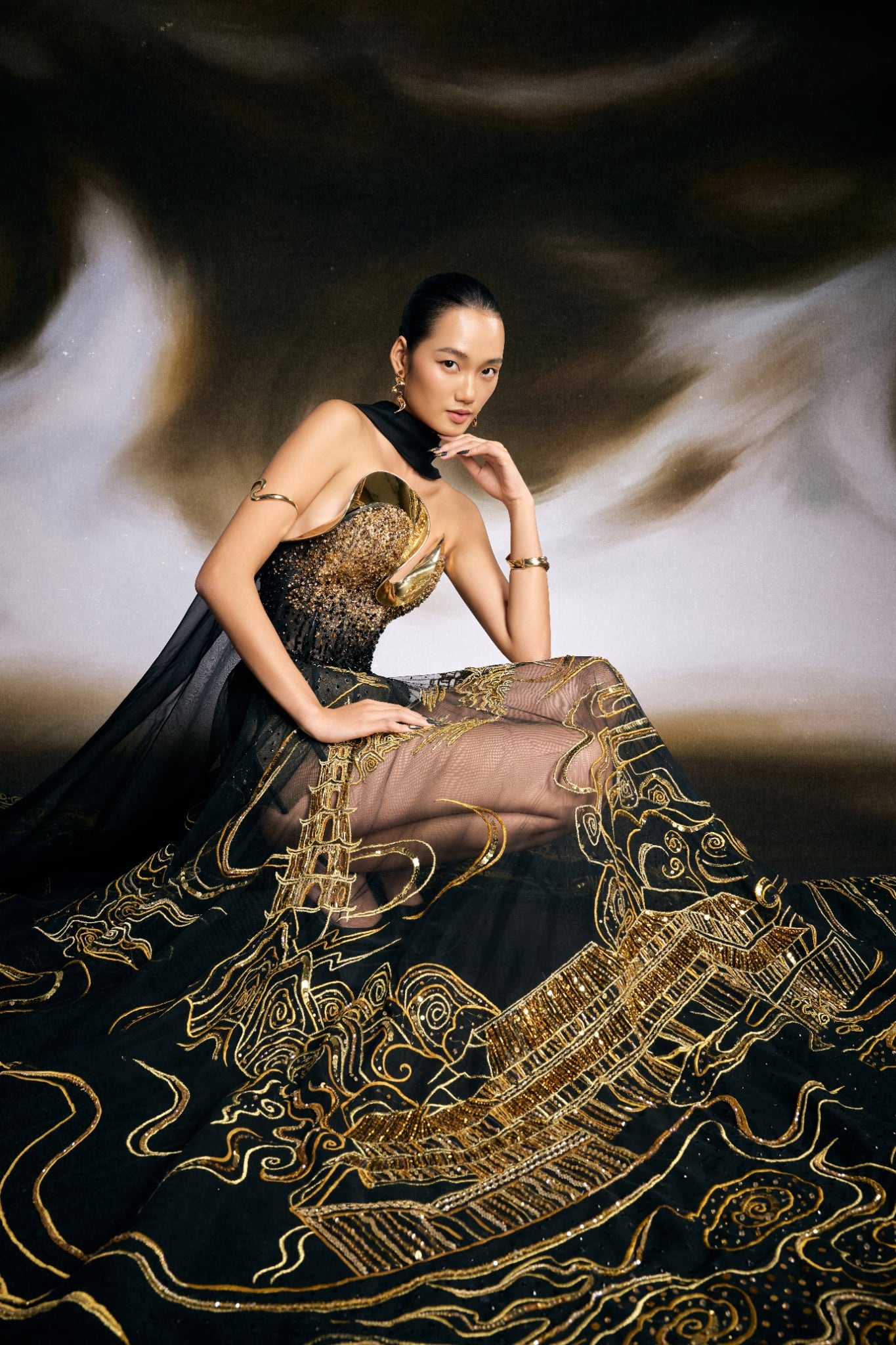Runner-up Quynh Anh wears costume honoring Hue heritage - 4 Á hậu Quỳnh Anh mặc trang phục tôn vinh di sản Huế - 4