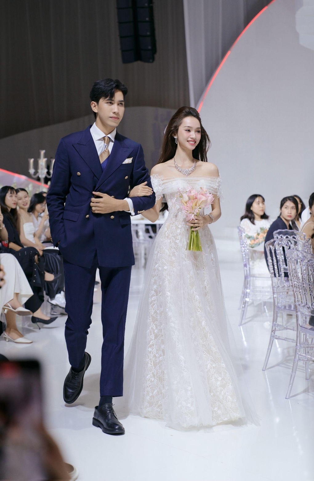 Á hậu Hương Ly mặc váy cô dâu, tổ chức đám cưới trên sàn diễn thời trang - 6 Á hậu Hương Ly mặc váy cô dâu, tổ chức đám cưới trên sàn diễn thời trang - 6