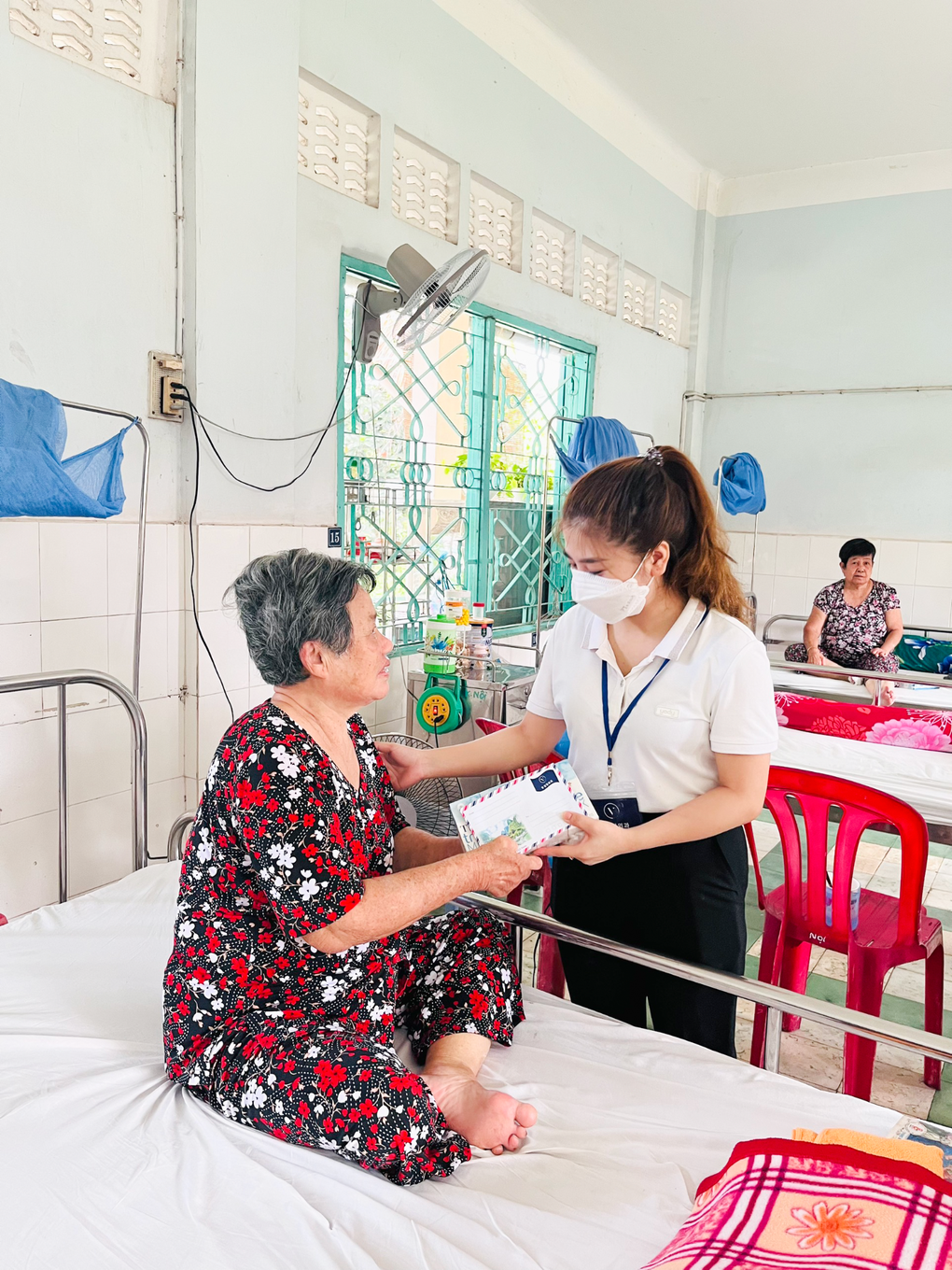 View Plastic Surgery trao quà từ thiện tại Khu điều trị phong Trại Cùi Bến Sắn - 4 View Plastic Surgery trao quà từ thiện tại Khu điều trị phong Trại Cùi Bến Sắn - 4